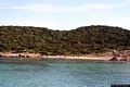 Arzachena-Pitrizza: la spiaggetta Lu Pultiddu sul lato nord della profonda insenatura di Lu Pultiddu