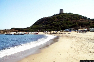 Domus de Maria-Veduta della spiaggia di su Portu sovrastata dalla Torre di Chia