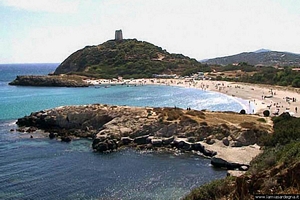 Domus de Maria-Veduta della spiaggia di su Portu sovrastata dalla Torre di Chia