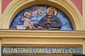 Quartu Sant’Elena-chiesa parrocchiale di Sant’Antonio da Padova: il timpano sopra il portale