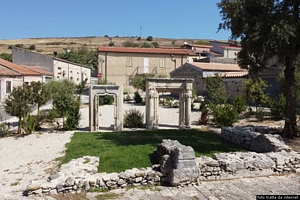 Semestene: i portali delle Chiesa di Santa Croce nella piazza 4 Novembre restaurata