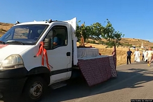 Semestene-Festa di San Nicola di Trullas: trasporto di Santu Nigola Etzu verso la chiesa di San Nicola