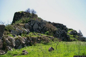 Semestene-resti del nuraghe de Iscolca