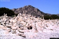 Siniscola-Berchida: monumenti realizzati con sassi levigati dal mare sulla spiaggia