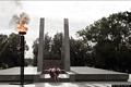 Sinnai-Il Monumento ai Caduti con il cippo acceso durante una commemorazione